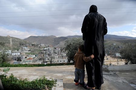 La refugiada siria Um Karim (nombre ficticio) con uno de sus hijos en la región libia de Bekaa