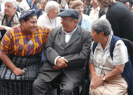 Raquel Saravia (a la izquierda) junto con Samuel Ruiz y Rigoberta Menchú en el Aniversario de Juan Gerardi. 