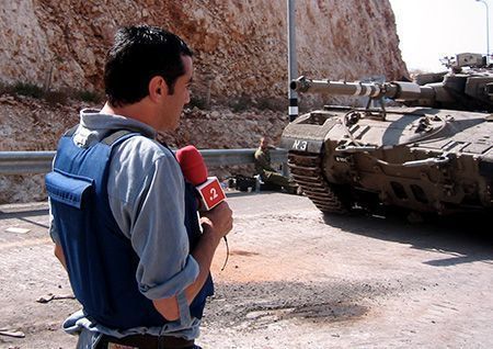 Vicent Montagud, periodista de Internacional del desaparecido Canal 9, durante una cobertura informativa en Gaza. 
