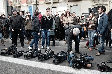 En el 10º aniversario del asesinato de José Couso periodistas pidieron justicia ante de la embajada de EEUU en Madrid.