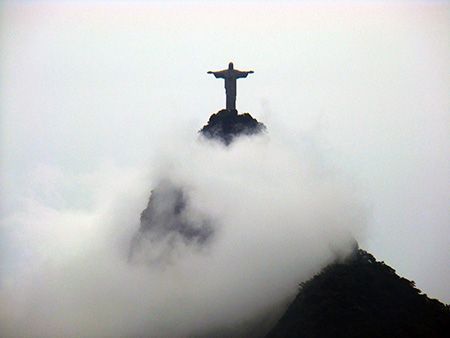 Recientemente ha surgido en Río de Janeiro una polémica en torno al Cristo Redentor de Corcovado. 