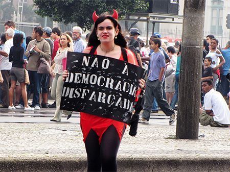 Una manifestante en Río de Janeiro reclama una democracia que no esté disfrazada. 