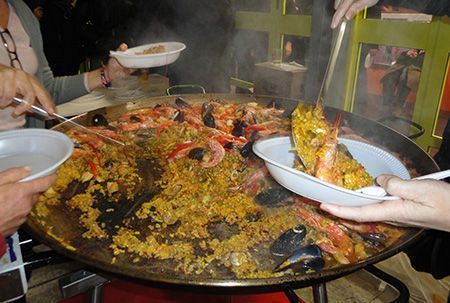 En torno a la paella compartida las familias de los presos celebran su particular “sínodo familiar”. Foto. Mati-Hari