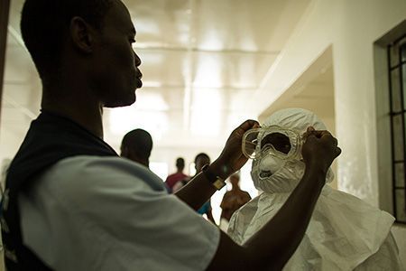Personal sanitario se prepara en Liberia para atender a personas enfermas de ébola. 