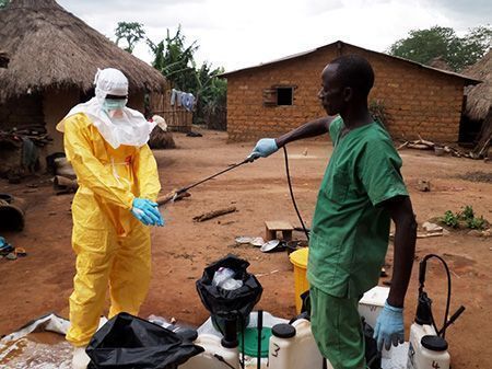 Personal sanitario se prepara en Liberia para atender a personas enfermas de ébola. 