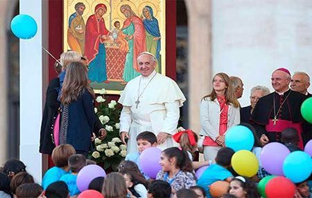 papa-francisco-con-familias.jpg