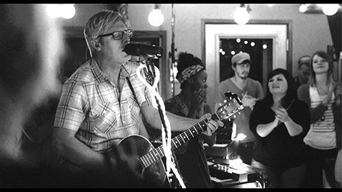 Matt Maher en el vídeo oficial de su canción “All People Said Amen”
