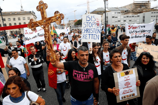 manifestación de cristianos tras la destrucción de Nínive