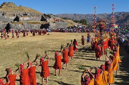 - La ceremonia del Inti Raymi es una de las fiestas que se celebran en junio en honor a la luz. Foto. Ayla Zanini