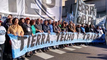 Buenos Aires fue testigo de una marcha de trabajadores el día de San Cayetano. 