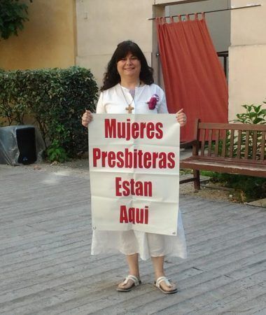 Christina Moreira, presbítera trabaja por su comunidad como el que sirve