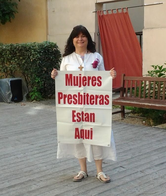- Christina Moreira ARCWP sostiene la pancarta de Mujeres Sacerdotes en una Manifestación en Roma. Foto. Evangelizadoras de los Apóstoles