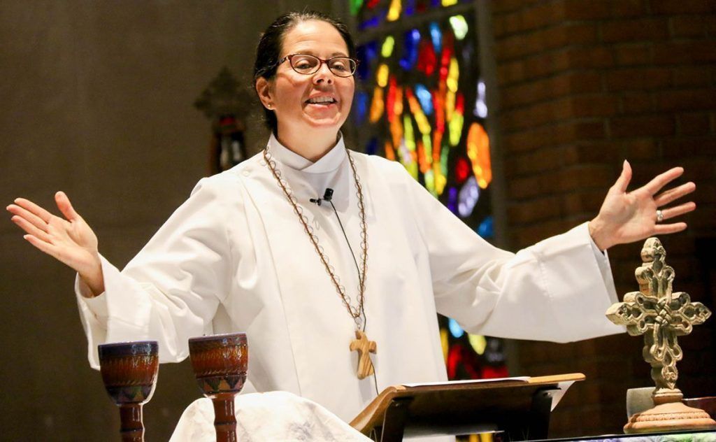 El problema de fondo seguirá latiendo mientras la mujer siga sin tener acceso a los mismos sacramentos que el varón. Foto. Church Leadership