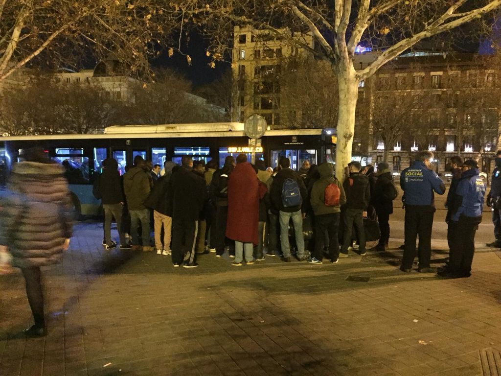 Muchos migrantes esperan ser atendidos por SAMUR Social para dormir bajo techo
