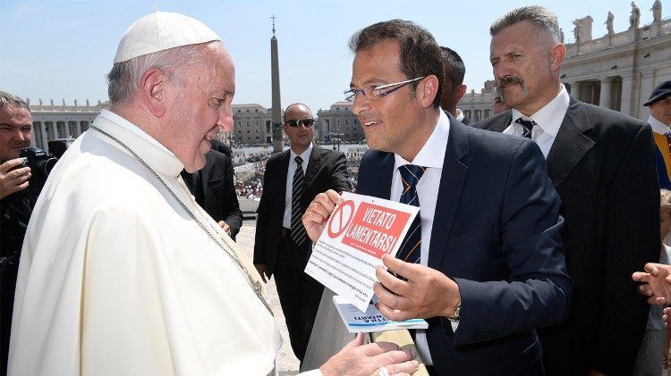 Salvo Noe escribió el libro, prologado por Francisco, Prohibido Quejarse