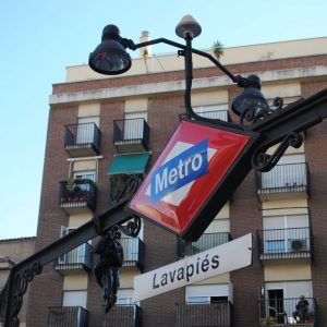 La religiosa Pepa Torres y su compañero en la asociación Red Interlavapiés el senegalés Moudou Kassé nos guían en un particular Vía Lucis en Lavapiés