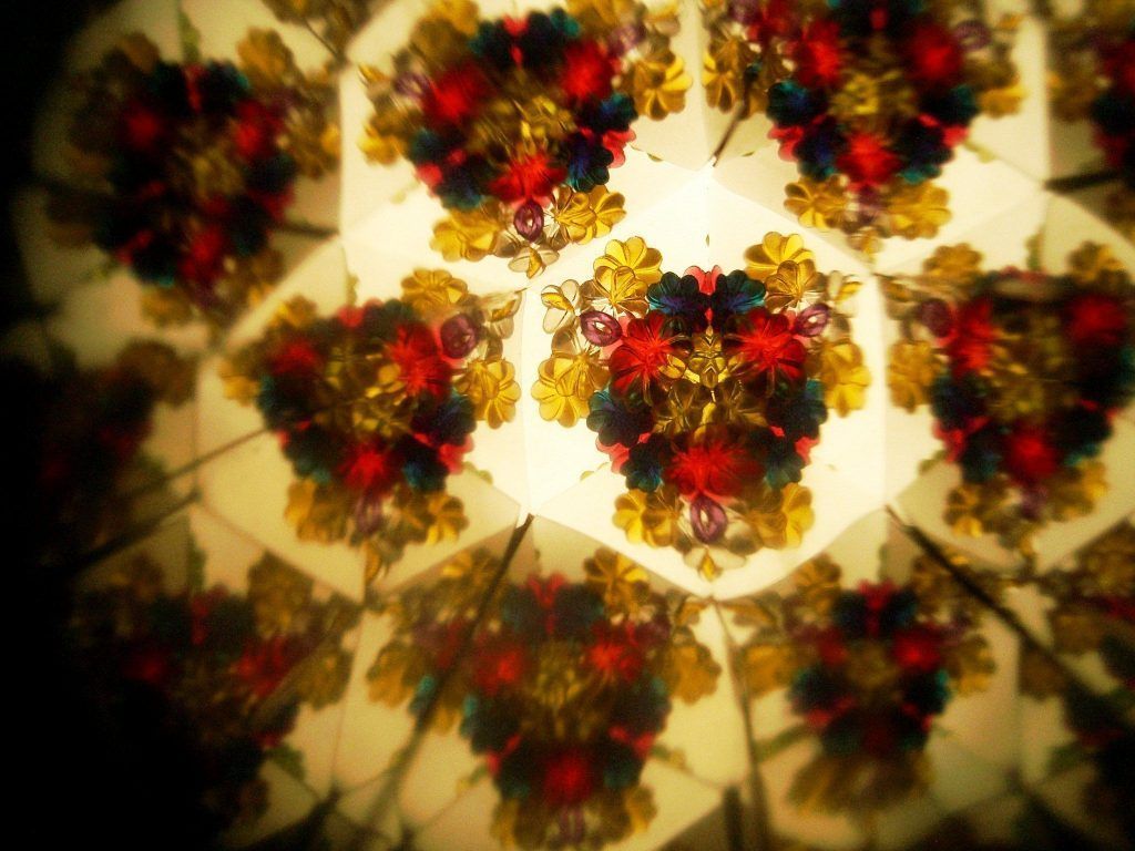 Simulación de un virus con efecto caleidoscópico