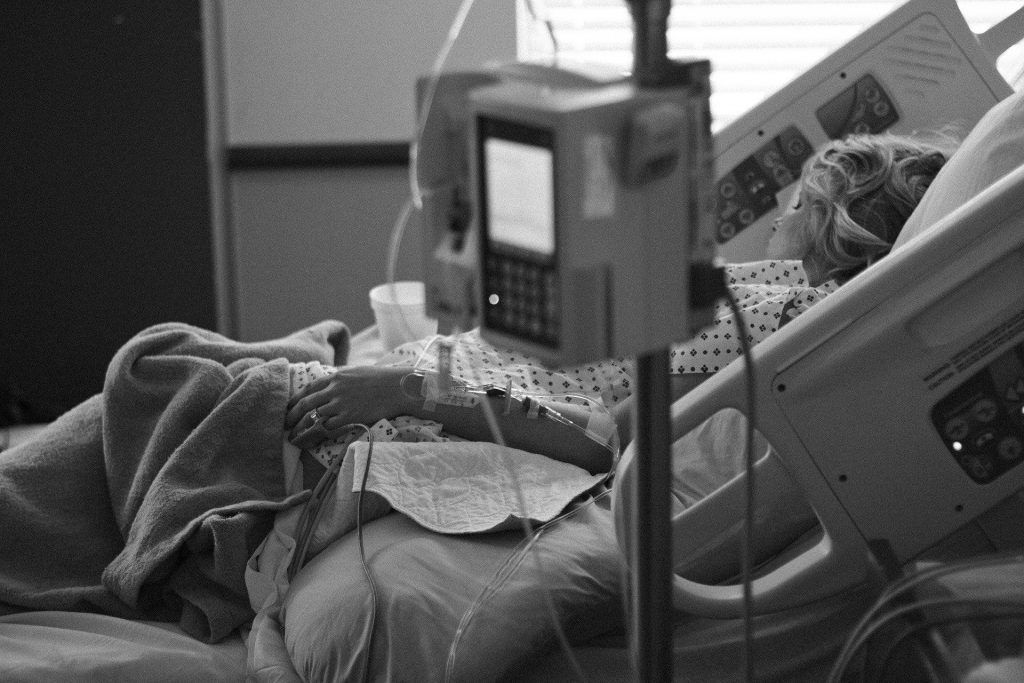 Persona enferma en un hospital. Foto: Parentingupstream