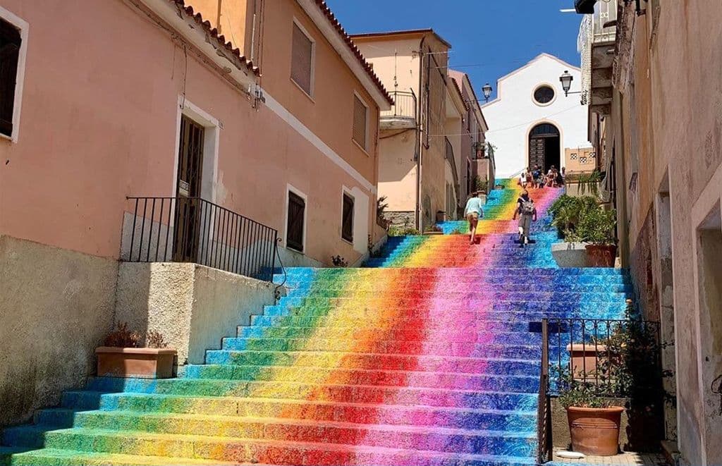 LGTB en la Iglesia, declaraciones del papa. Iglesia de Santa Lucía en Arzachena (Italia)
