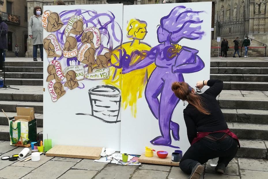 Marta Romay y la realización de su mural hicieron de la concentración un evento artístico, además de reivindicativo. Foto: Araceli Caballero