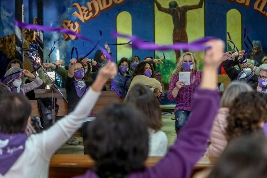 Celebración de la Revuelta de Mujeres en la Parroquia de San Carlos Borromeo, en Madrid